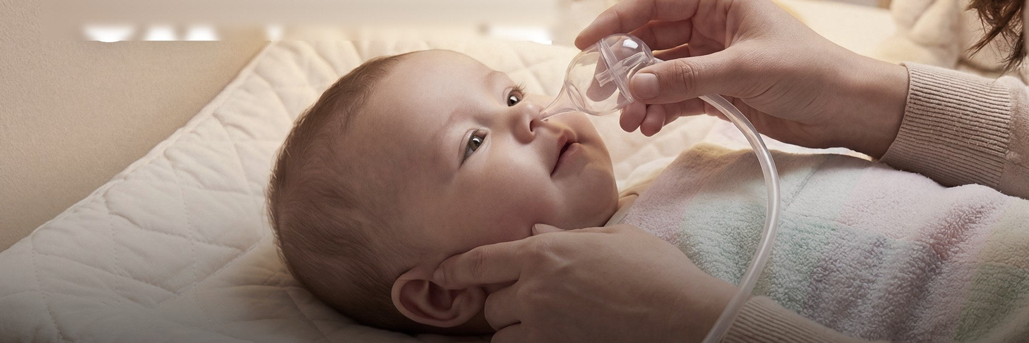 Moeder gebruikt Evite neusreiniger bij baby