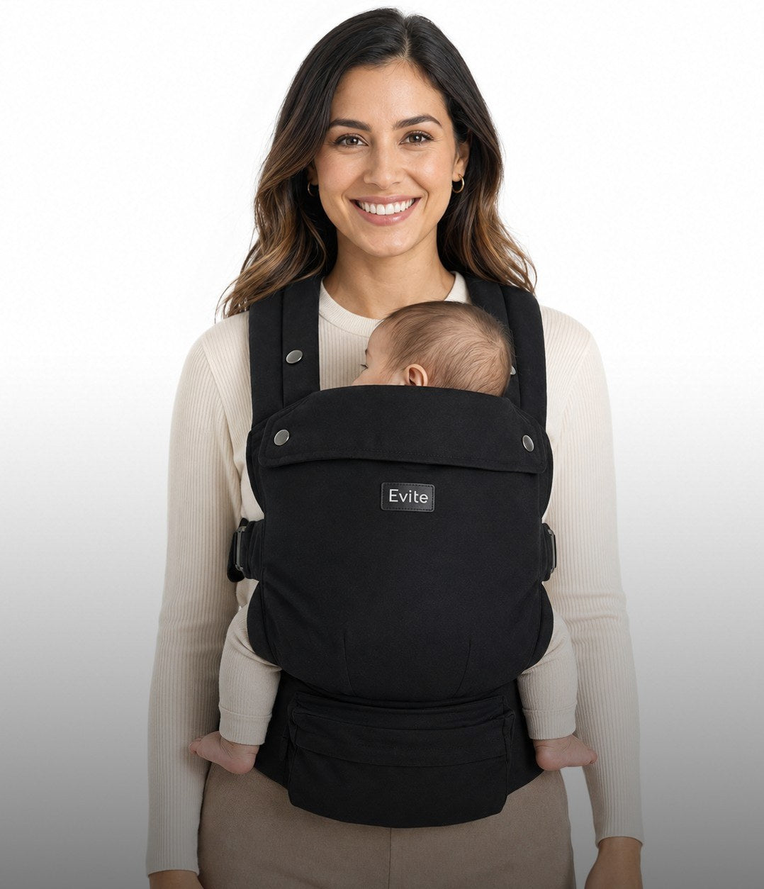 Moeder draagt baby in Evite draagzak